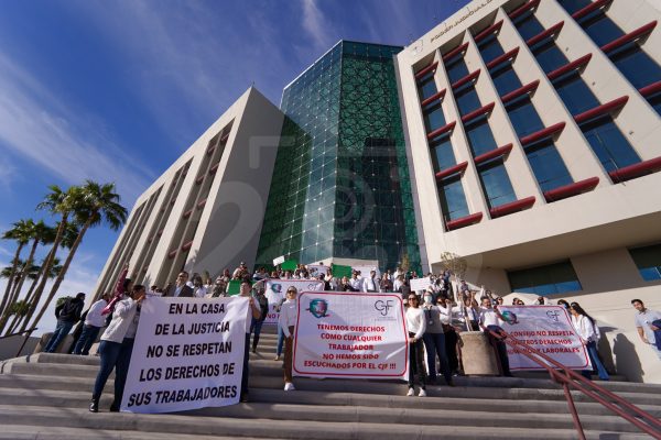 Mexicali, Baja California. 11/11/2022.- Al grito de “queremos justicia”, más de un centenar de empleados afiliados al Sindicato de Trabajadores del Poder Judicial de la Federación, marcharon por el Centro Cívico de esta capital para pedir ser escuchados por el ministro presidente Arturo Zaldívar Lelo de Larrea, ante una reforma constitucional que pone en riesgo su estabilidad laboral. Fotos: Sergio Caro/24mm